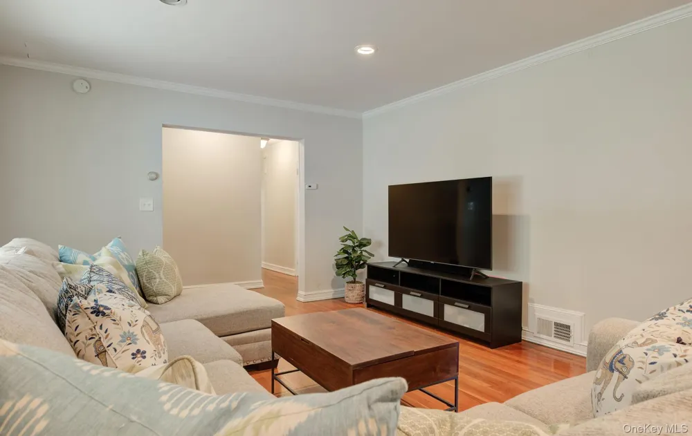 9 Wimbleton Lane Great Neck, NY 11023