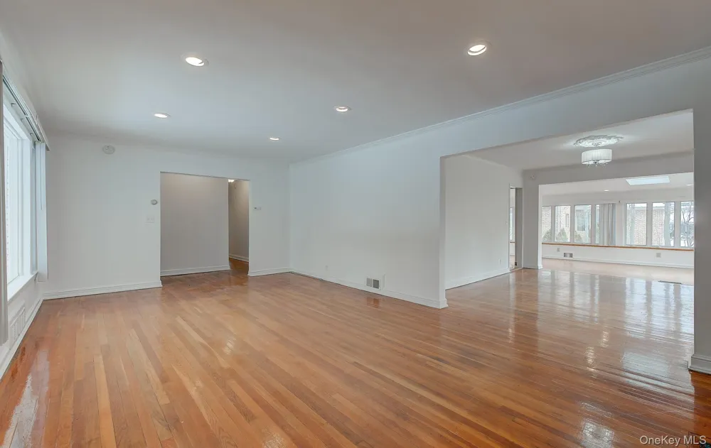 9 Wimbleton Lane Great Neck, NY 11023