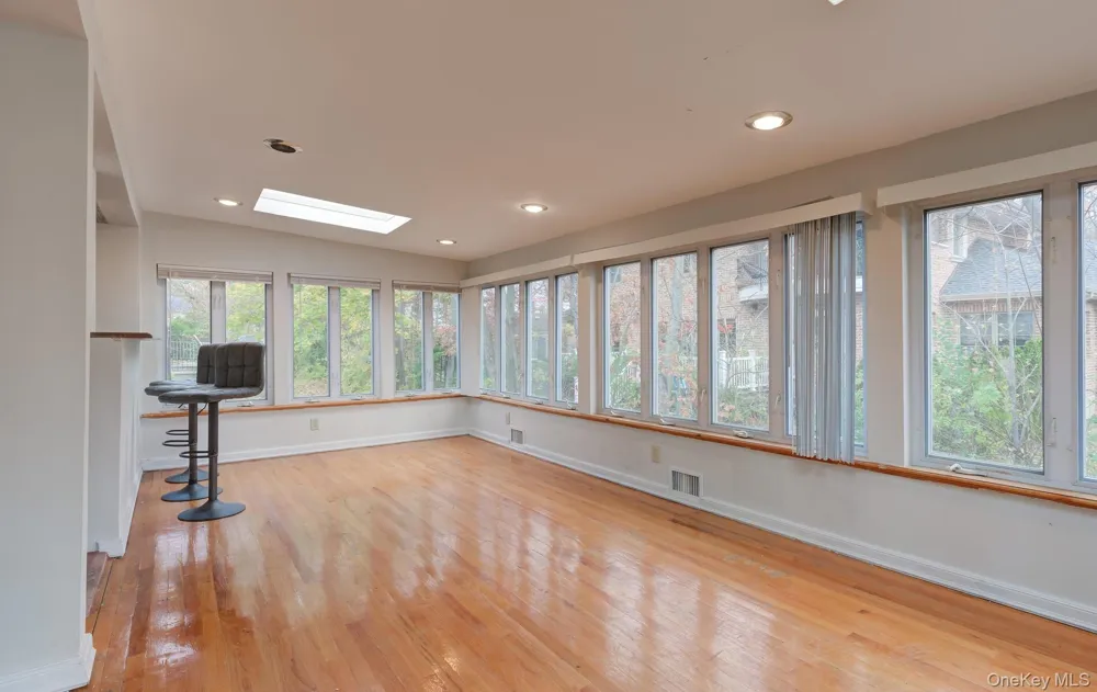 9 Wimbleton Lane Great Neck, NY 11023
