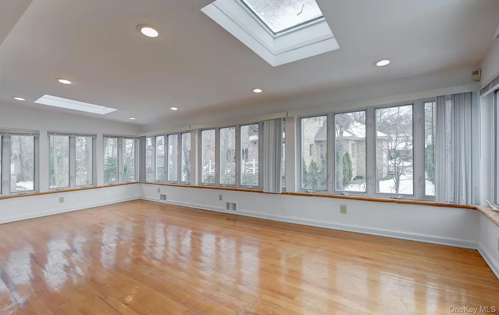 9 Wimbleton Lane Great Neck, NY 11023