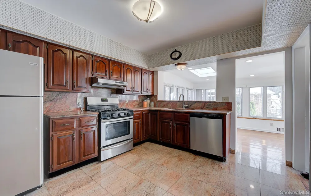 9 Wimbleton Lane Great Neck, NY 11023