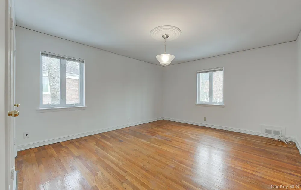 9 Wimbleton Lane Great Neck, NY 11023