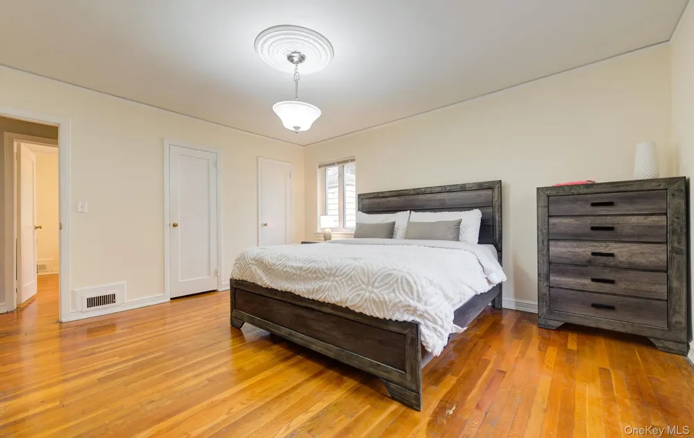 9 Wimbleton Lane Great Neck, NY 11023