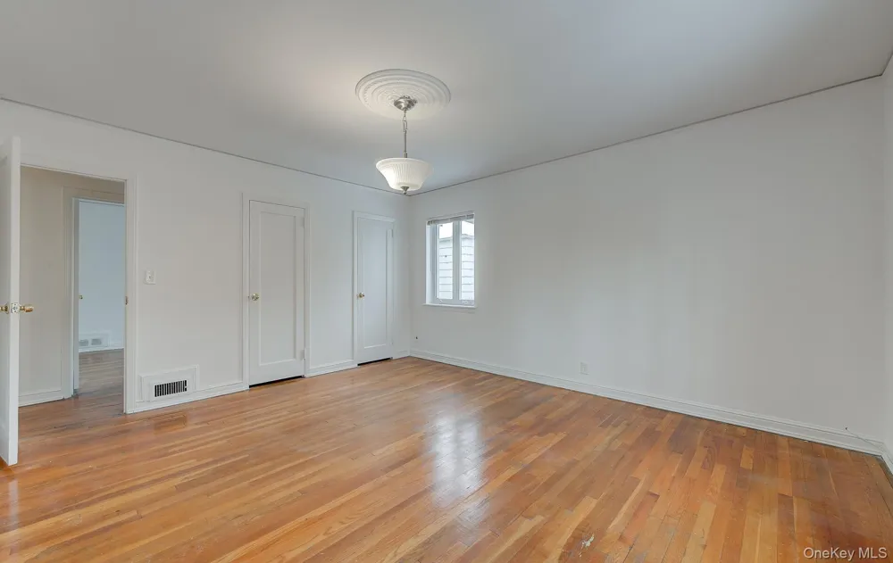 9 Wimbleton Lane Great Neck, NY 11023