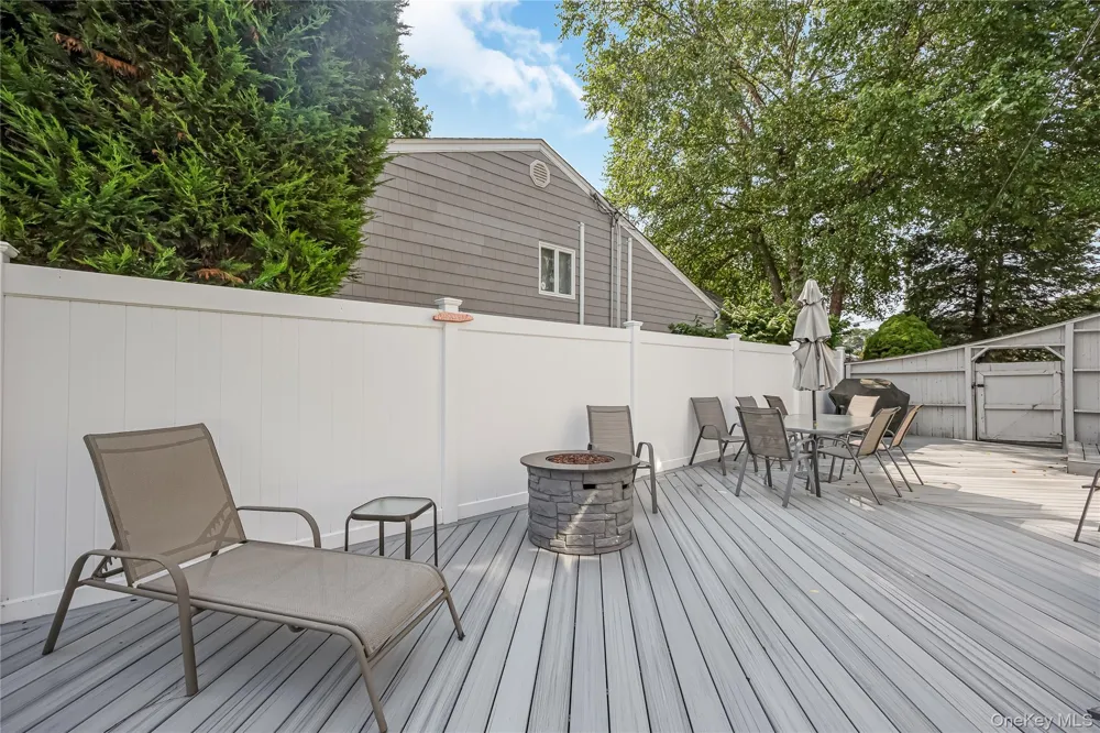 10 Larkin Street Farmingdale, NY 11735