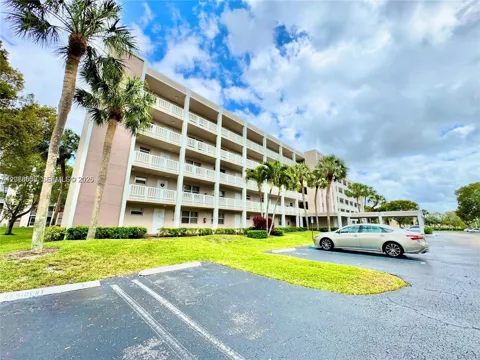 1075 Riverside Dr #302