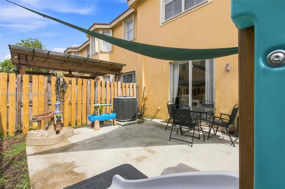 16628 SW 79th Ter Miami, FL 33193