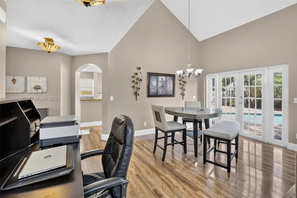 2638 Oak Park Cir Davie, FL 33328