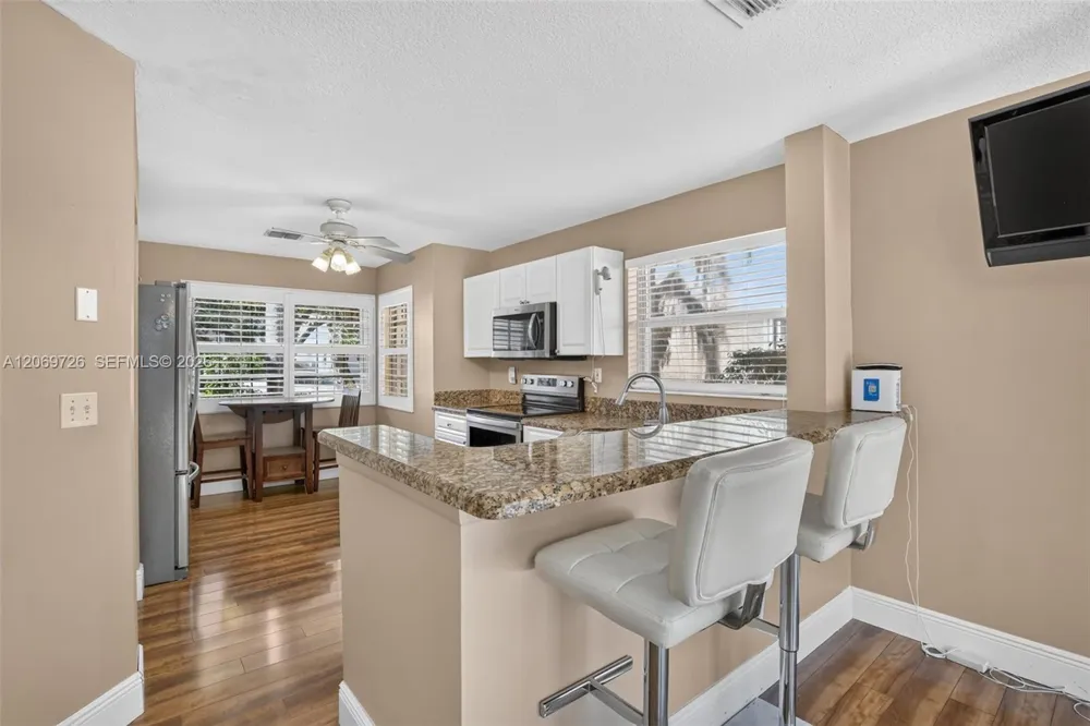 2638 Oak Park Cir Davie, FL 33328