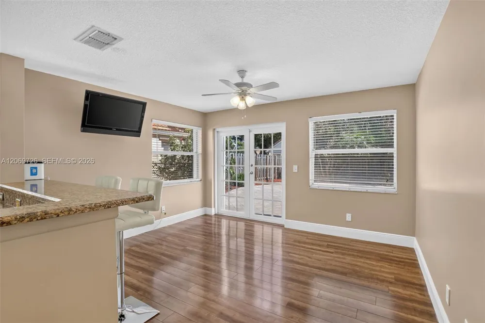 2638 Oak Park Cir Davie, FL 33328