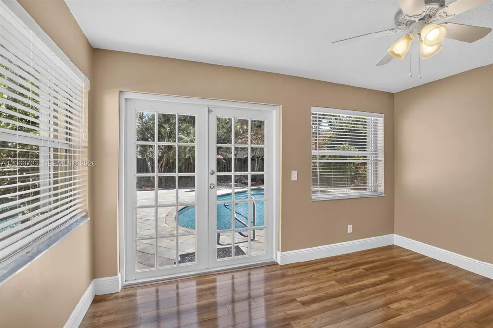 2638 Oak Park Cir Davie, FL 33328