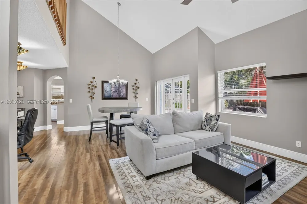 2638 Oak Park Cir Davie, FL 33328