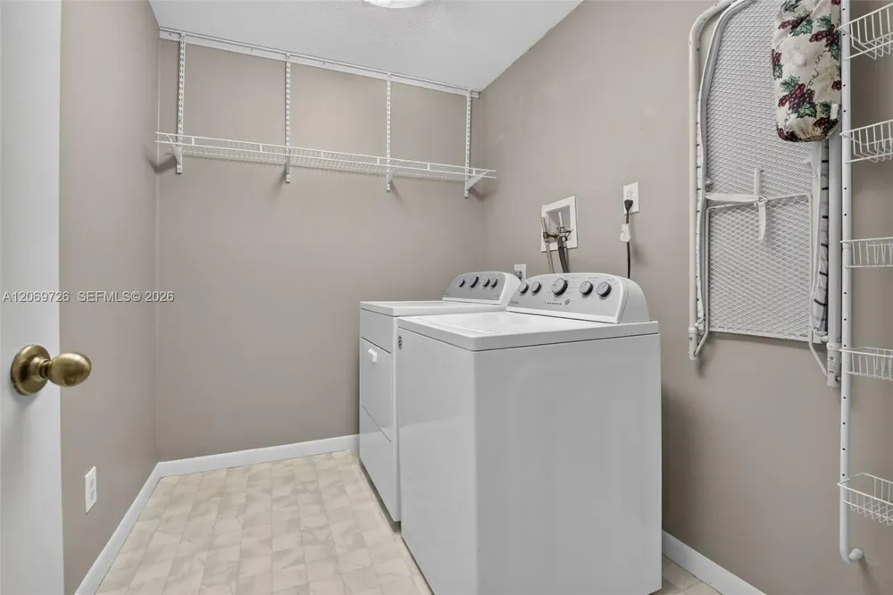 2638 Oak Park Cir Davie, FL 33328