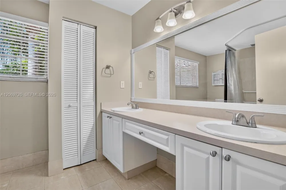 2638 Oak Park Cir Davie, FL 33328