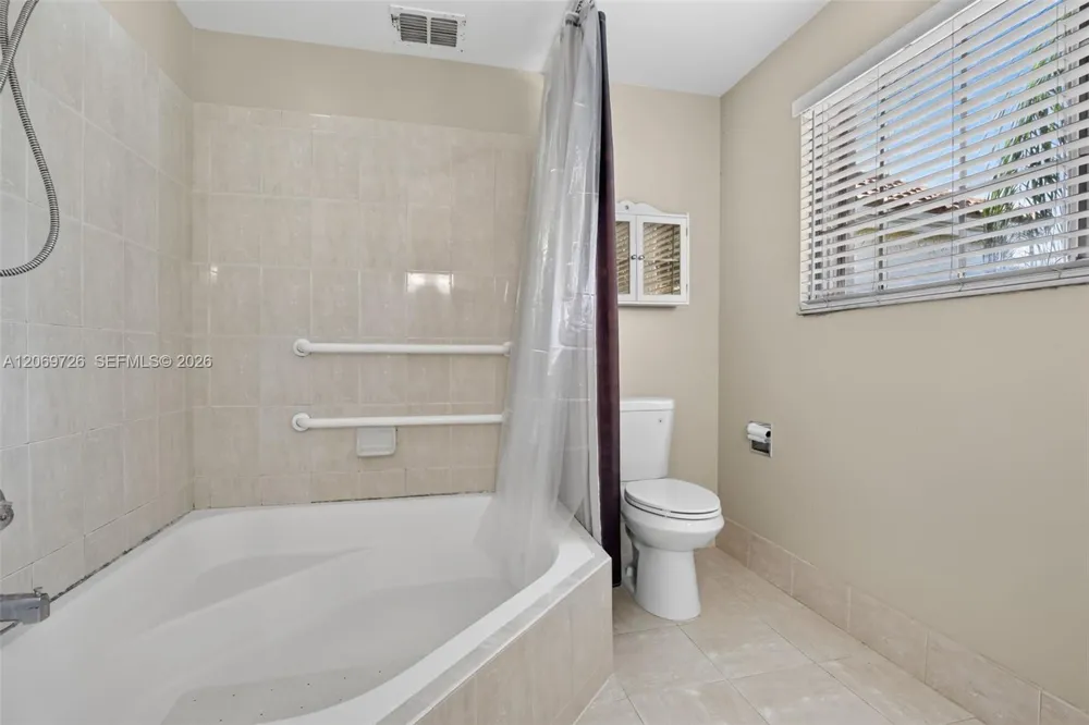 2638 Oak Park Cir Davie, FL 33328