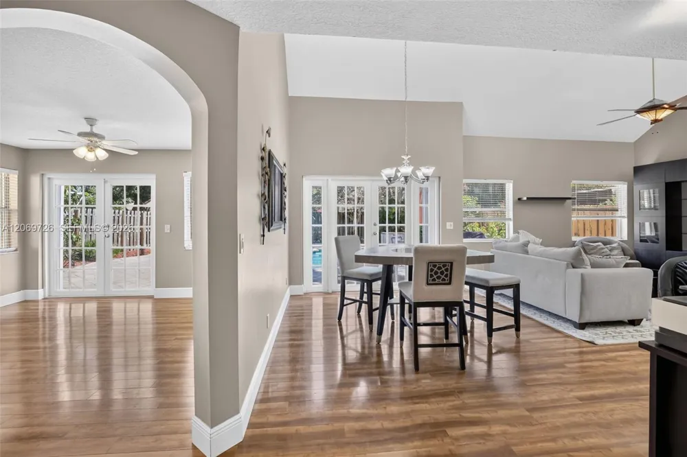 2638 Oak Park Cir Davie, FL 33328