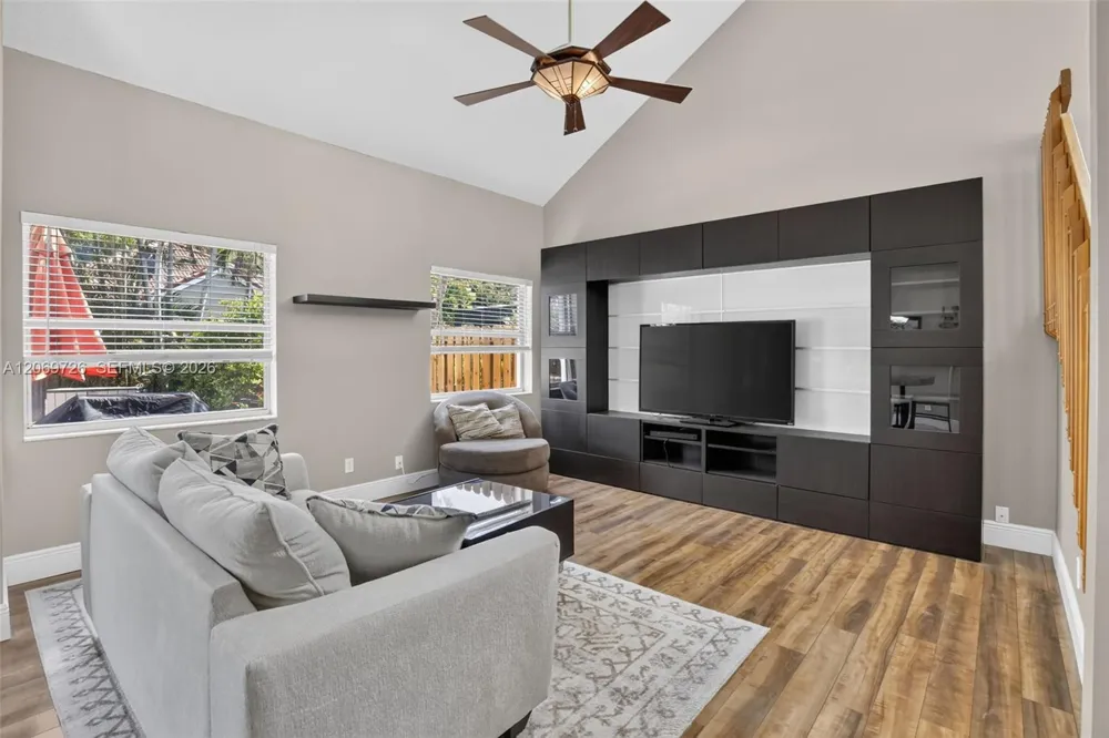 2638 Oak Park Cir Davie, FL 33328