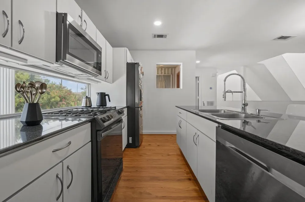 6128 Grand Boulevard Houston, TX 77021