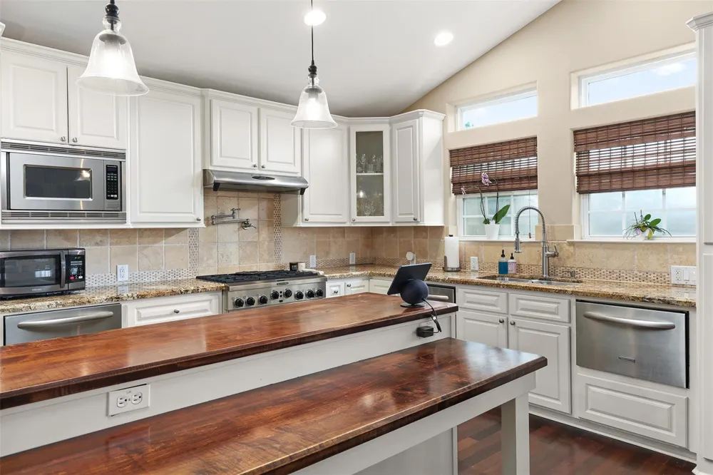 1003 S Country Club Drive La Porte, TX 77571
