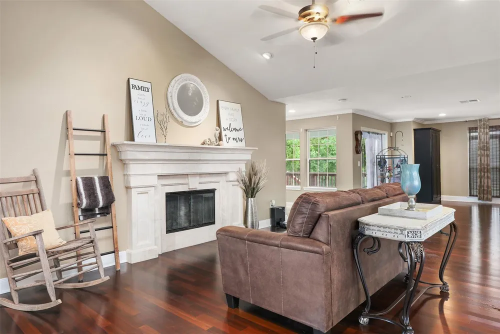 1003 S Country Club Drive La Porte, TX 77571