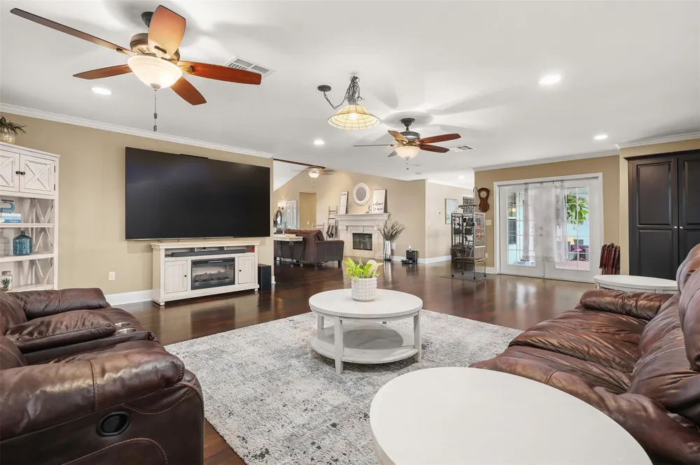1003 S Country Club Drive La Porte, TX 77571