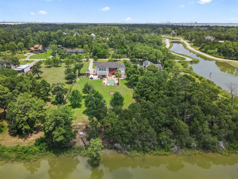 1003 S Country Club Drive La Porte, TX 77571