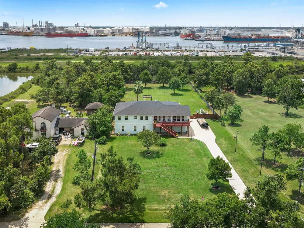 1003 S Country Club Drive La Porte, TX 77571