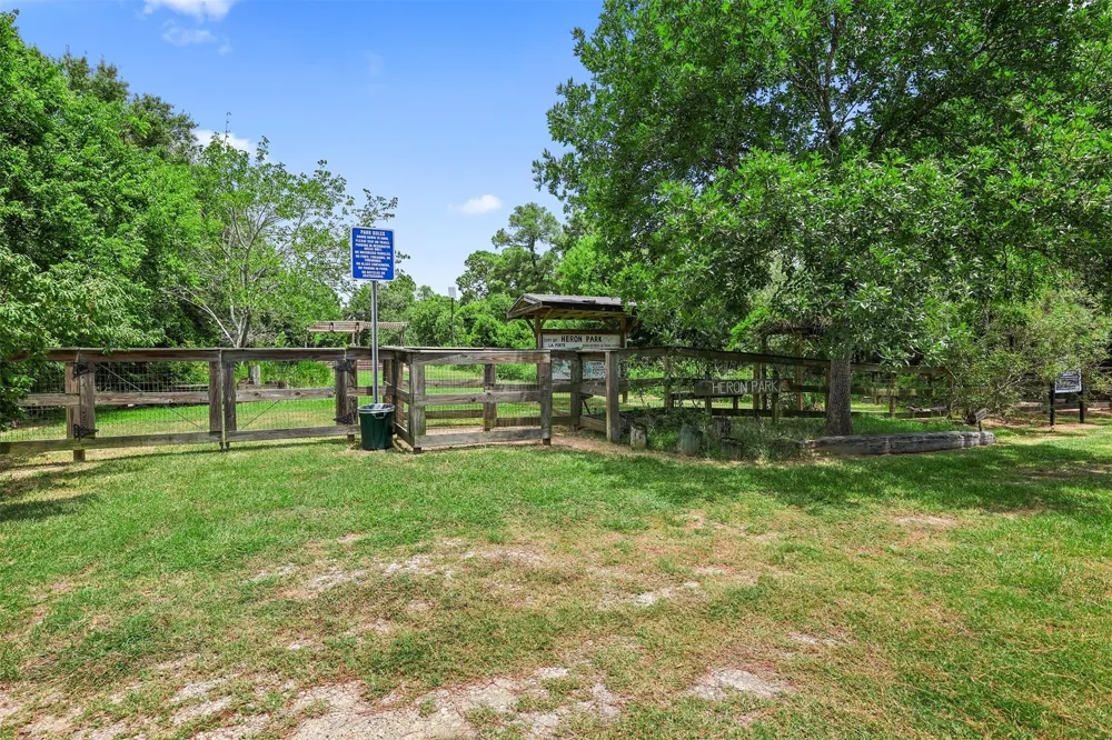 1003 S Country Club Drive La Porte, TX 77571