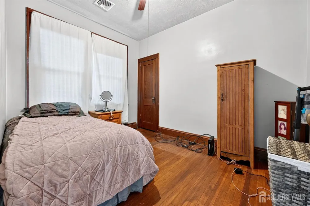 886 Main Street Fords, NJ 08863