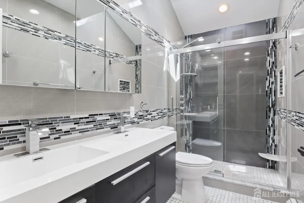 96 Tracy Drive Fords, NJ 08863