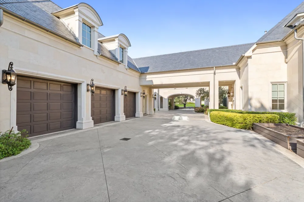 10617 Bridge Hollow Court Dallas, TX 75229