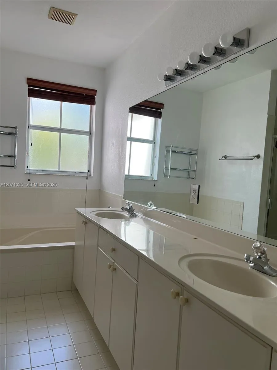 10861 NW 85th Ter Doral, FL 33178