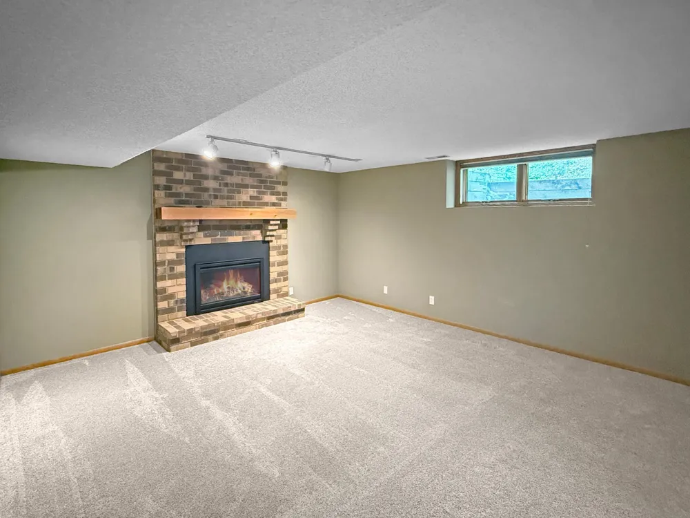 13701 Wood Lane Minnetonka, MN 55305