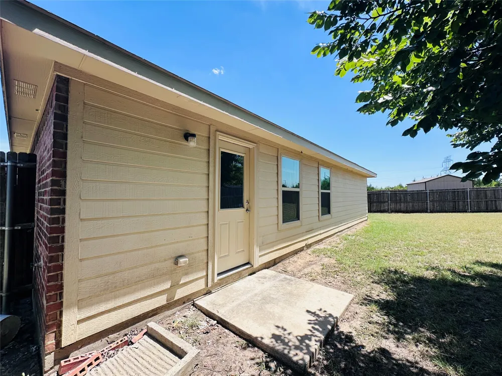 1703 Eagle River Trail Lancaster, TX 75146