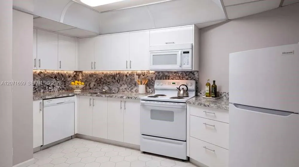 1000 Parkview Dr #511 Hallandale Beach, FL 33009