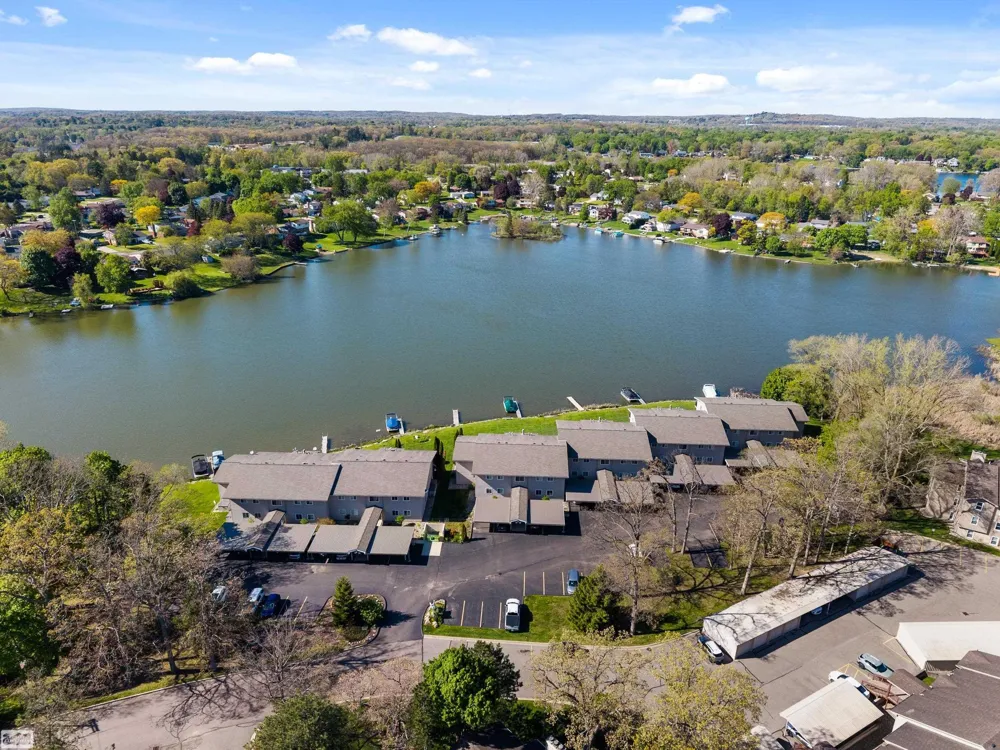4960 Lake Point Drive Waterford Charter Township, MI 48329