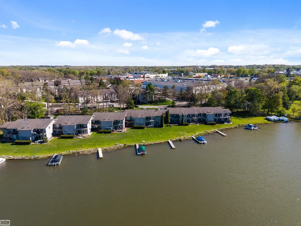 4960 Lake Point Drive Waterford Charter Township, MI 48329
