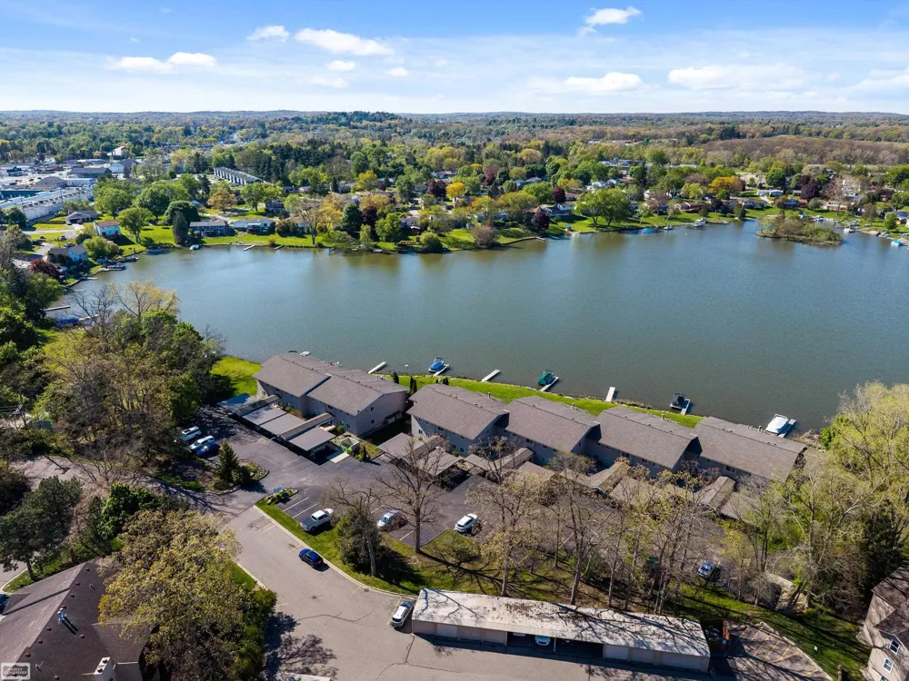 4960 Lake Point Drive Waterford Charter Township, MI 48329