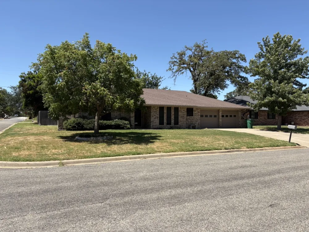 2104 Woodland Street Stephenville, TX 76401