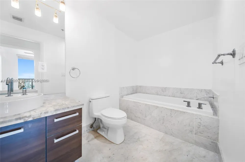 244 Biscayne Blvd #3704 Miami, FL 33132