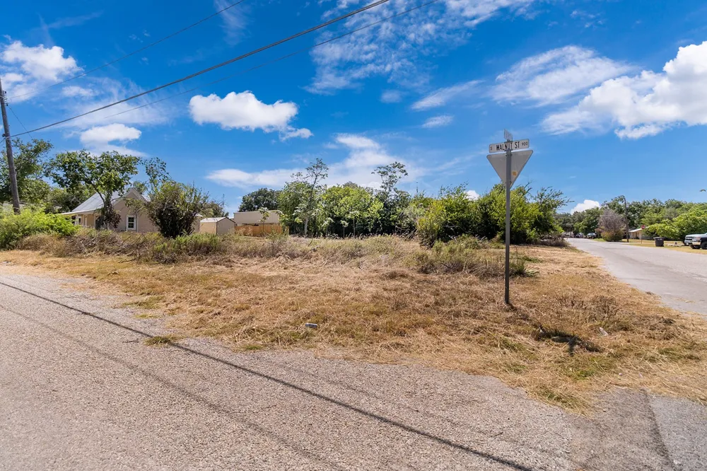 900 S Walnut Brady, TX 76825