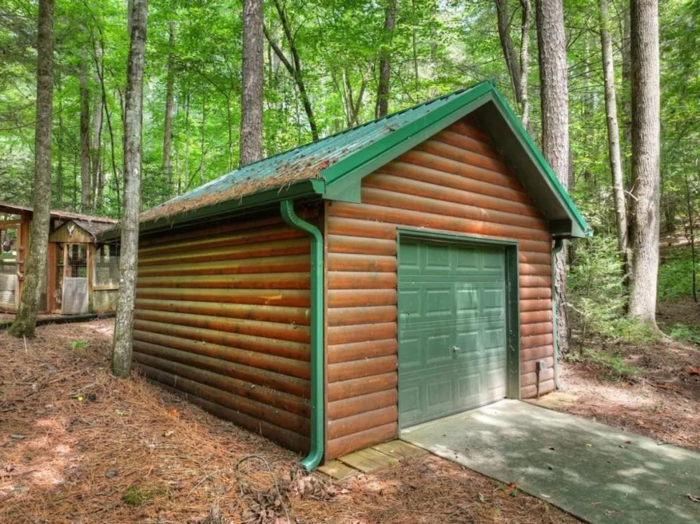 20 Bear Trail Ellijay, GA 30540