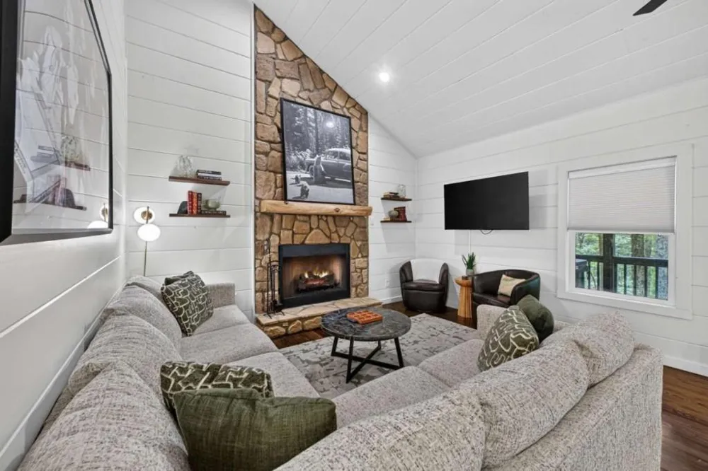 20 Bear Trail Ellijay, GA 30540