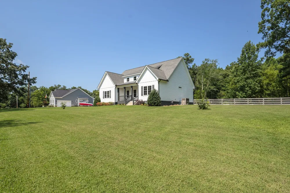 1624 Porter Rd Burns, TN 37029