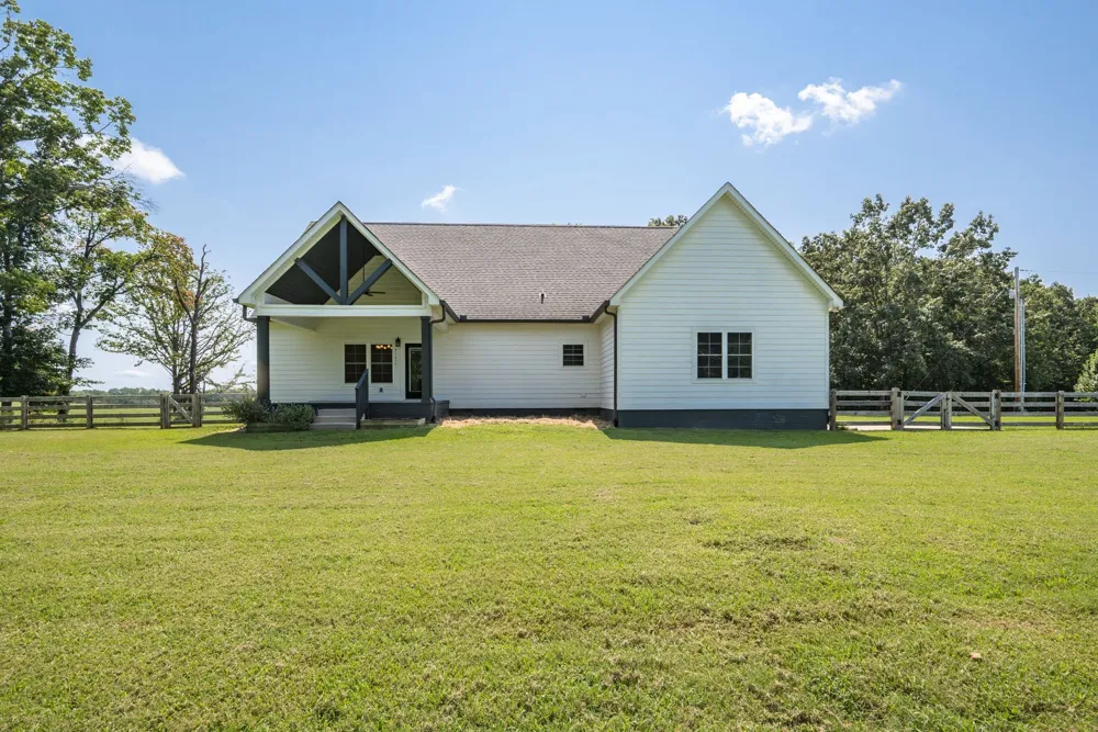 1624 Porter Rd Burns, TN 37029