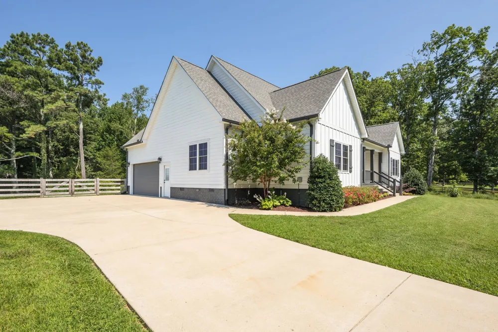 1624 Porter Rd Burns, TN 37029