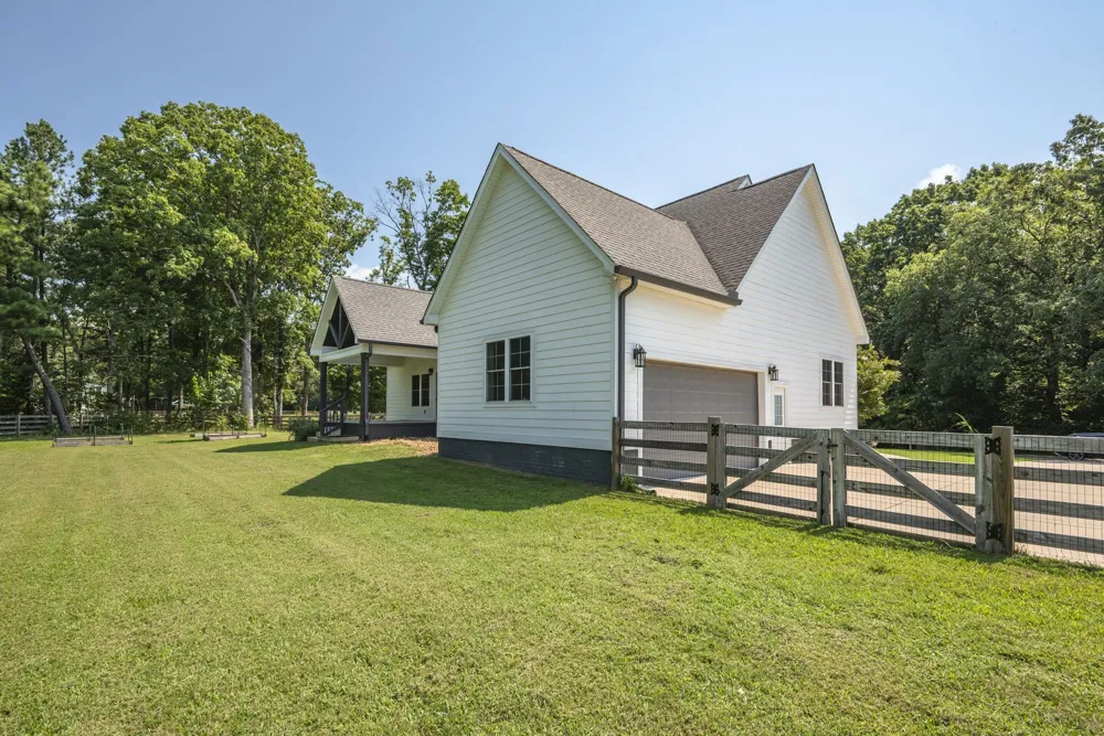 1624 Porter Rd Burns, TN 37029