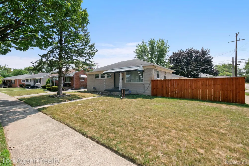 24610 Adlai Avenue Eastpointe City, MI 48021