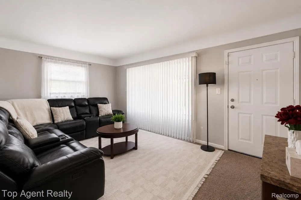 24610 Adlai Avenue Eastpointe City, MI 48021