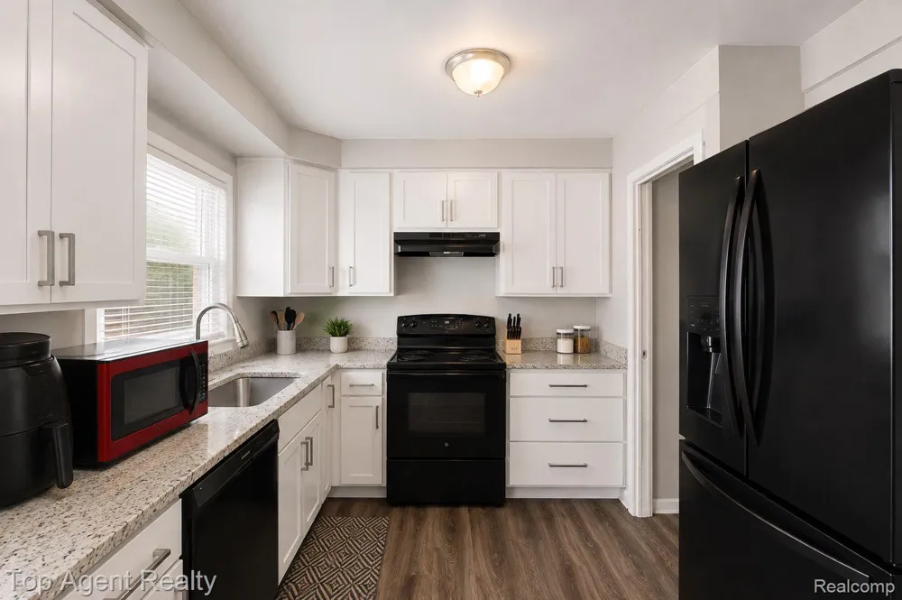 24610 Adlai Avenue Eastpointe City, MI 48021